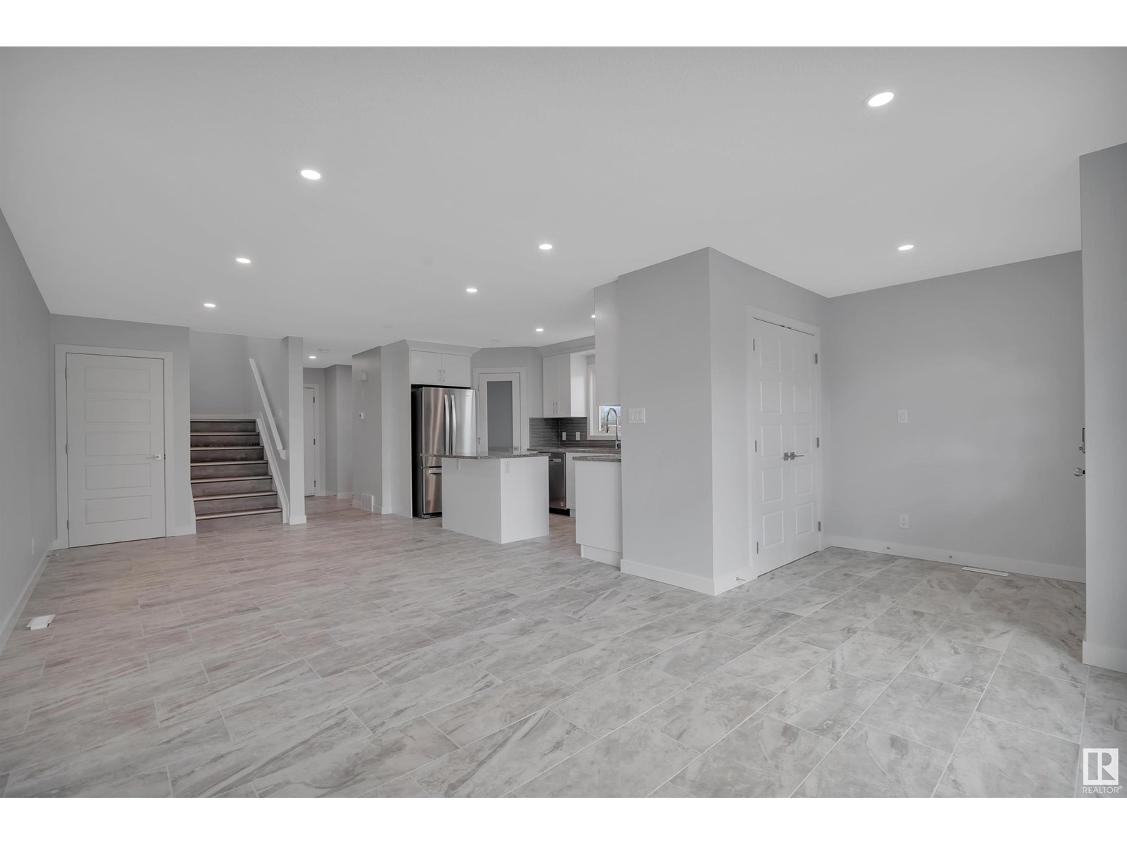 Photo 5 of 5006 5008 48 Av, Leduc AB