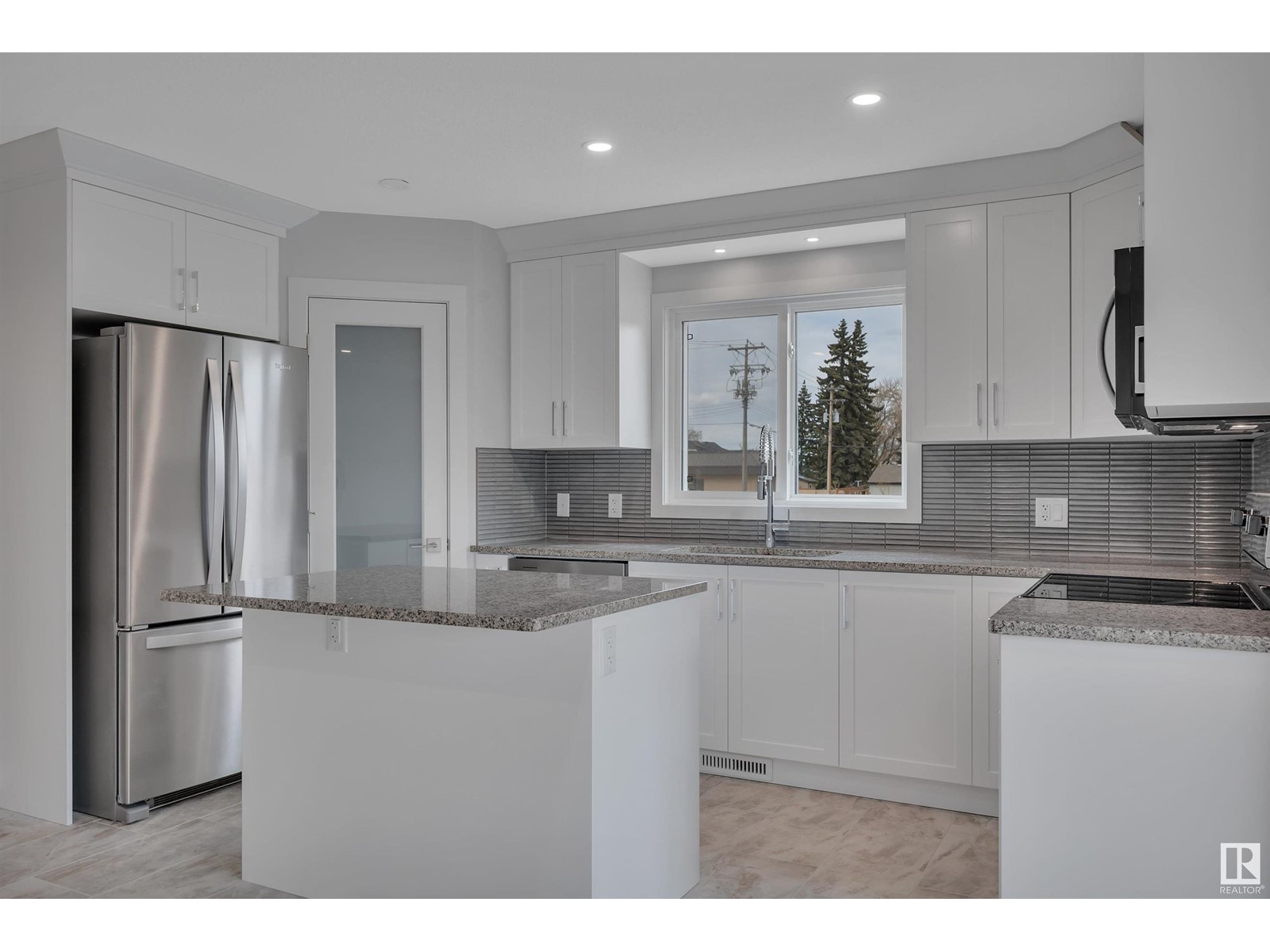Photo 8 of 5006 5008 48 Av, Leduc AB