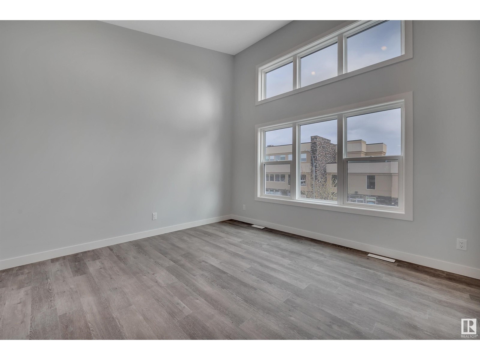 Photo 54 of 5006 5008 48 Av, Leduc AB