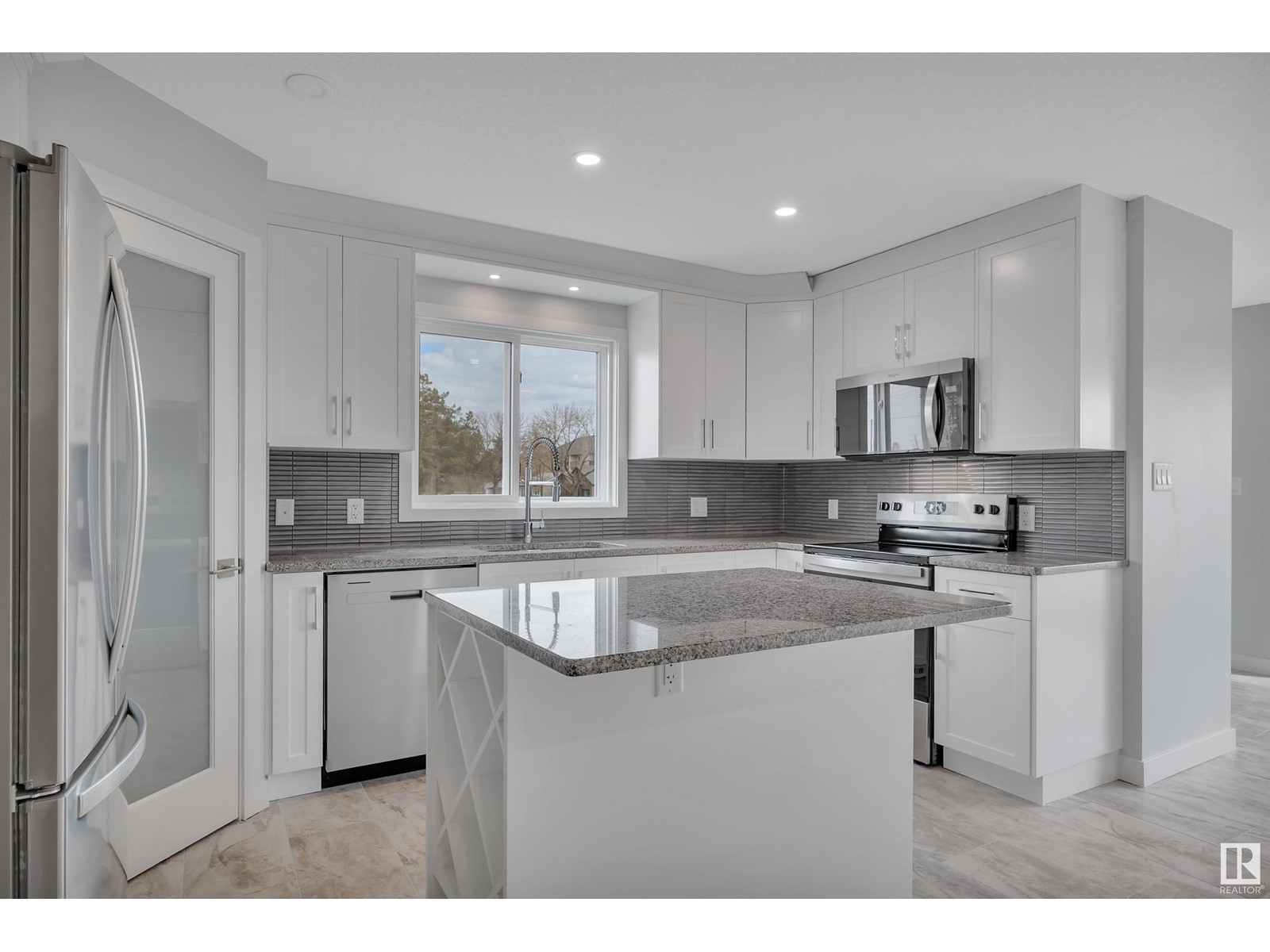Photo 11 of 5006 5008 48 Av, Leduc AB