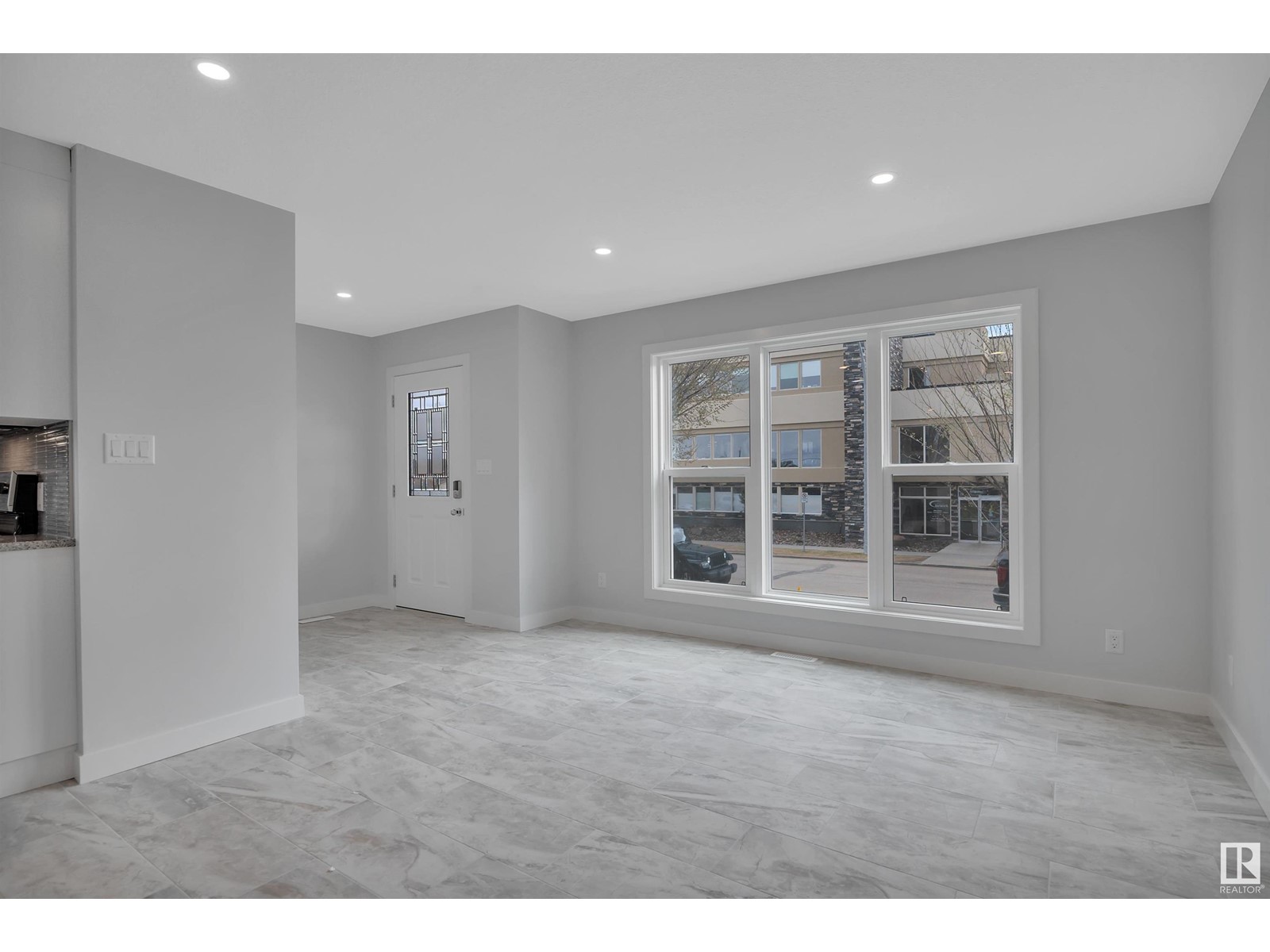 Photo 6 of 5006 5008 48 Av, Leduc AB