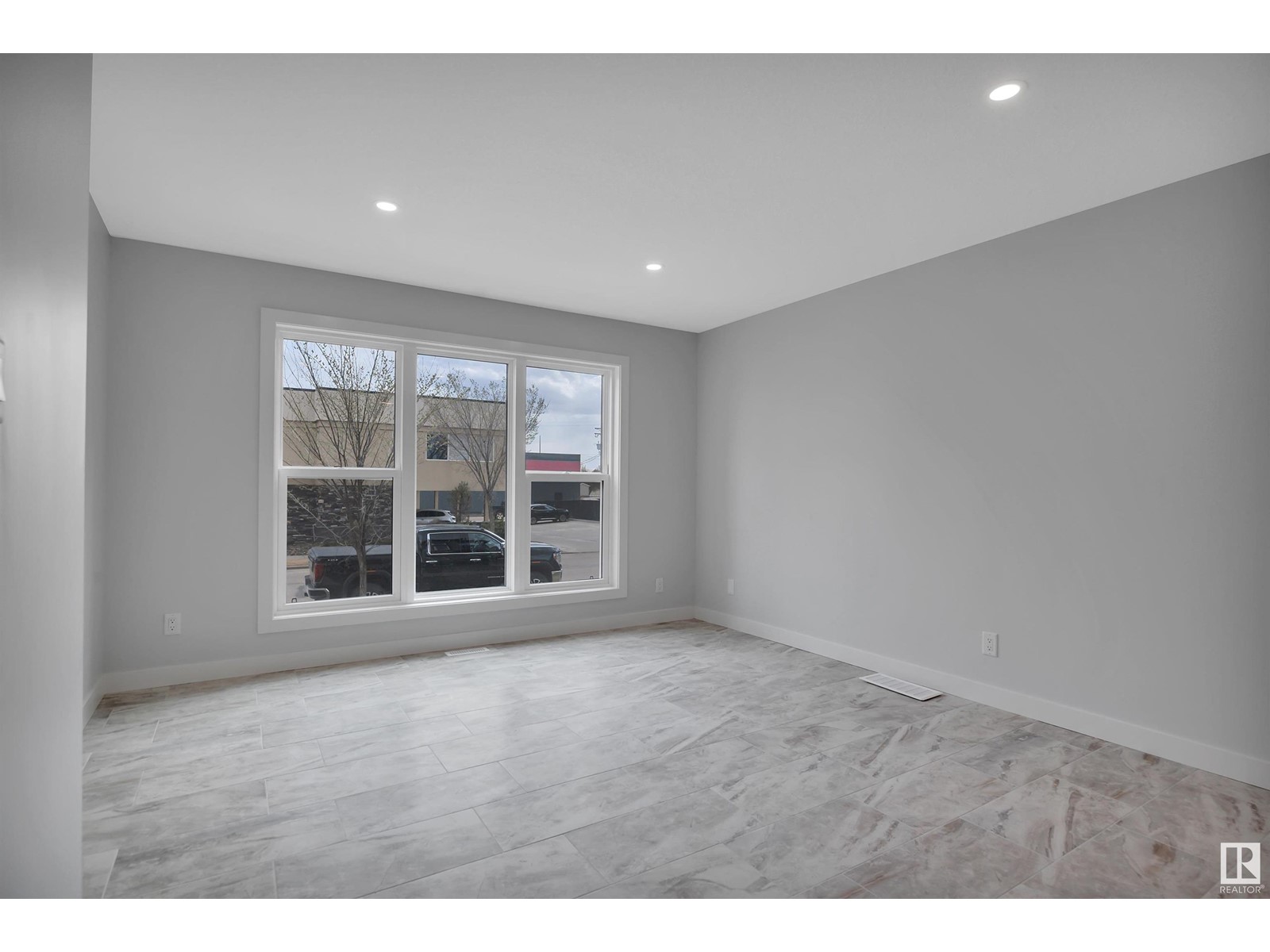 Photo 7 of 5006 5008 48 Av, Leduc AB