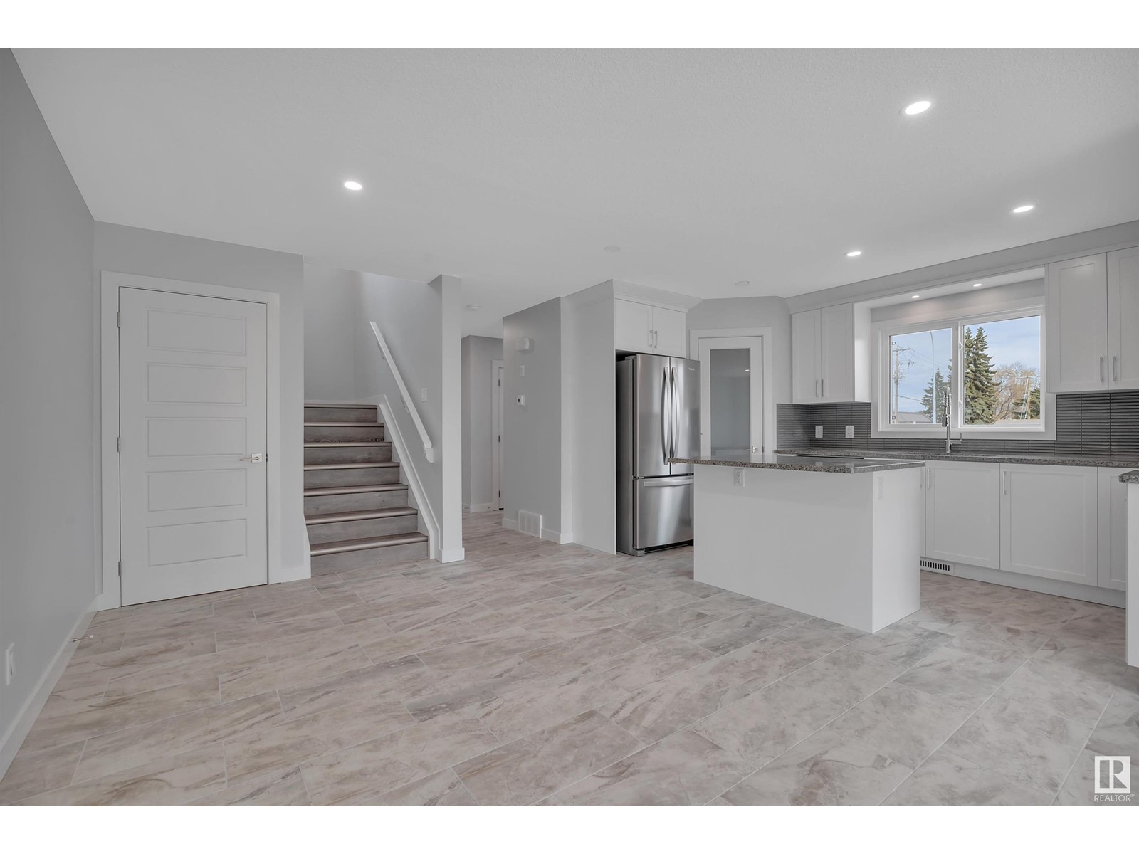 Photo 12 of 5006 5008 48 Av, Leduc AB