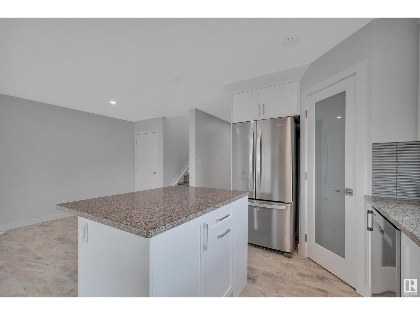 Photo 10 of 5006 5008 48 Av, Leduc AB
