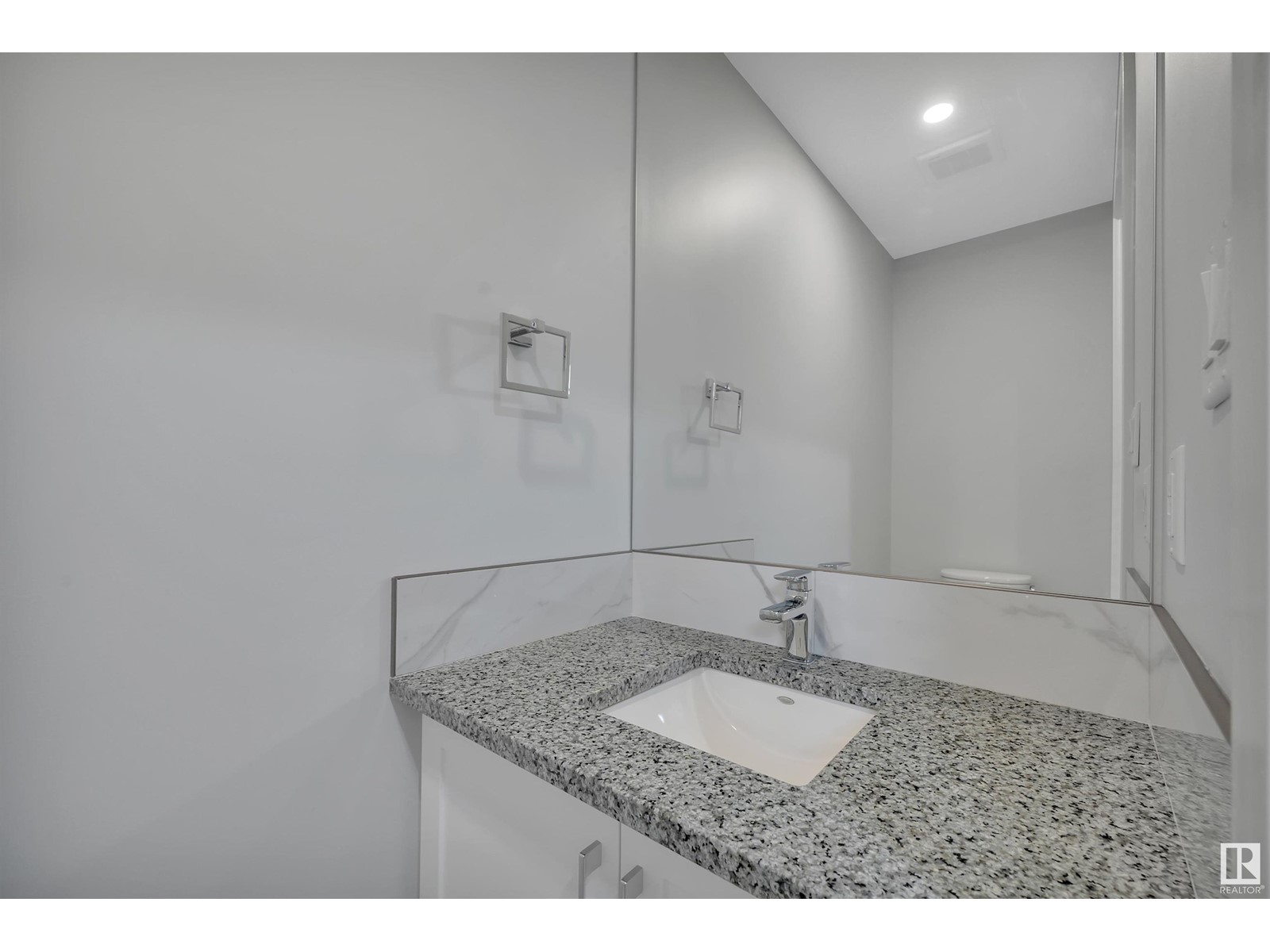Photo 15 of 5006 5008 48 Av, Leduc AB