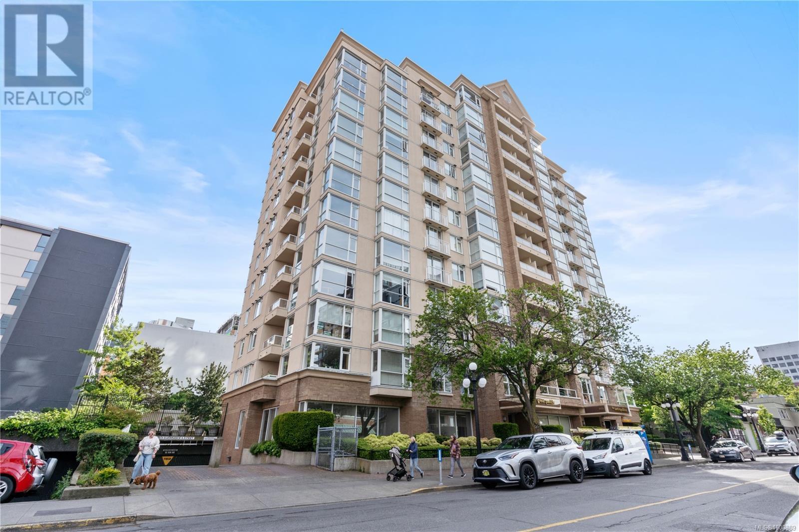 #910 835 VIEW ST - Image 1