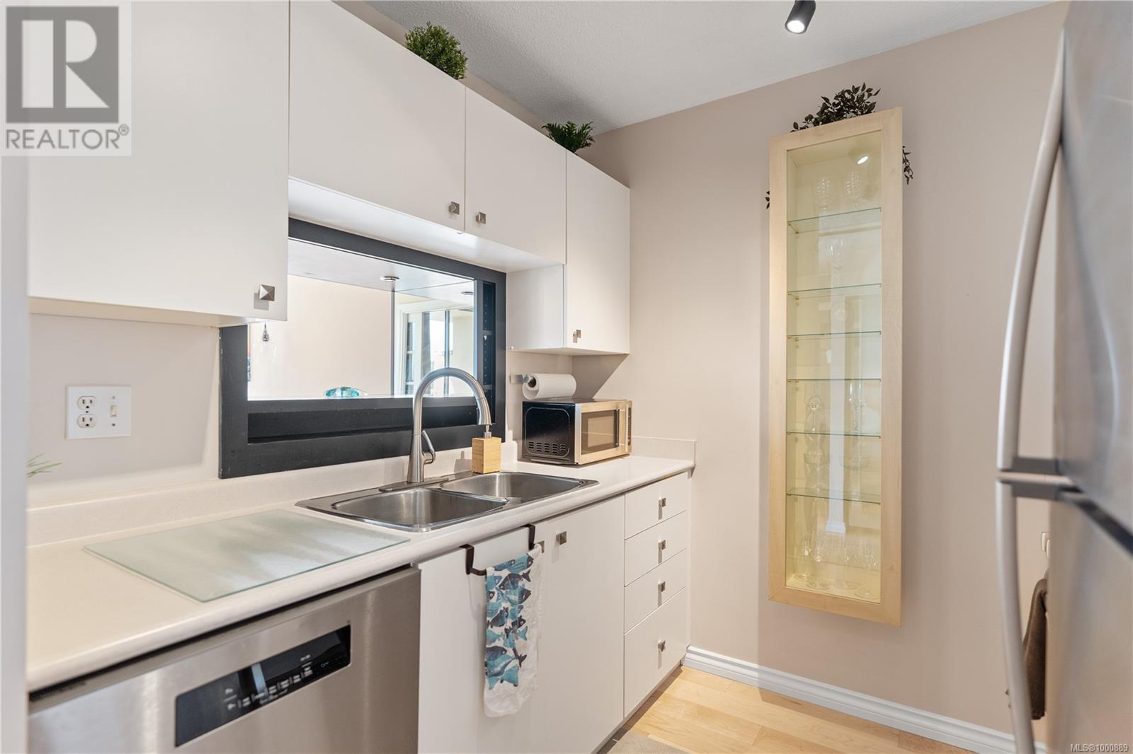 #910 835 VIEW ST - Image 18