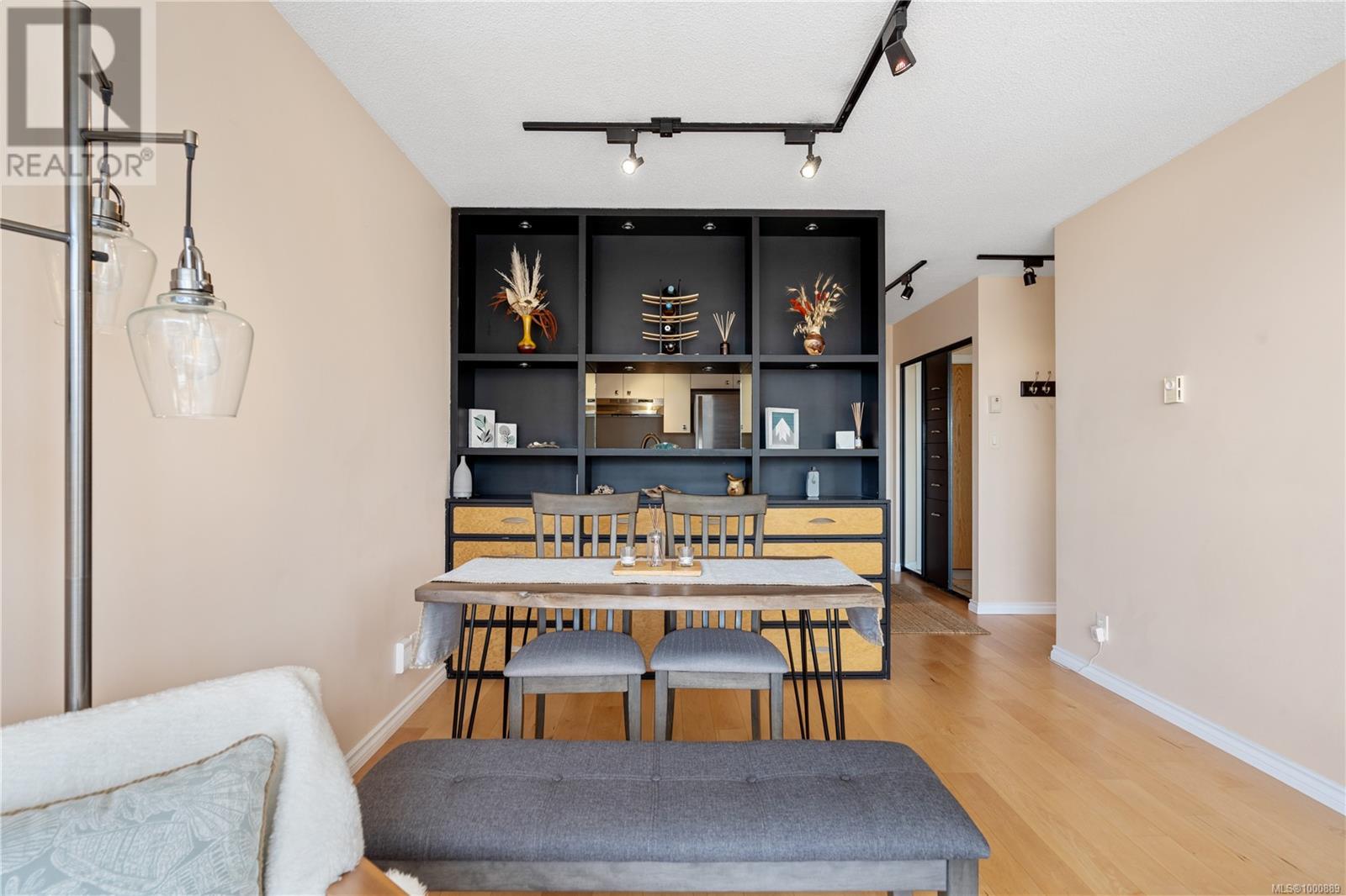 #910 835 VIEW ST - Image 8