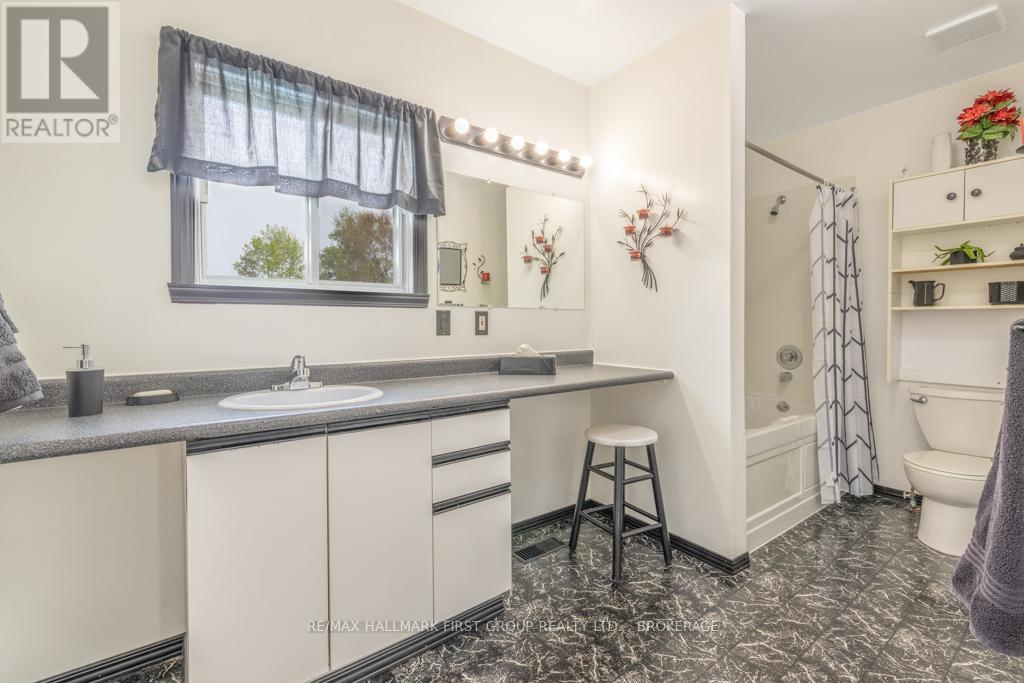 Photo 2 of 2202 Sands Road, Frontenac ON