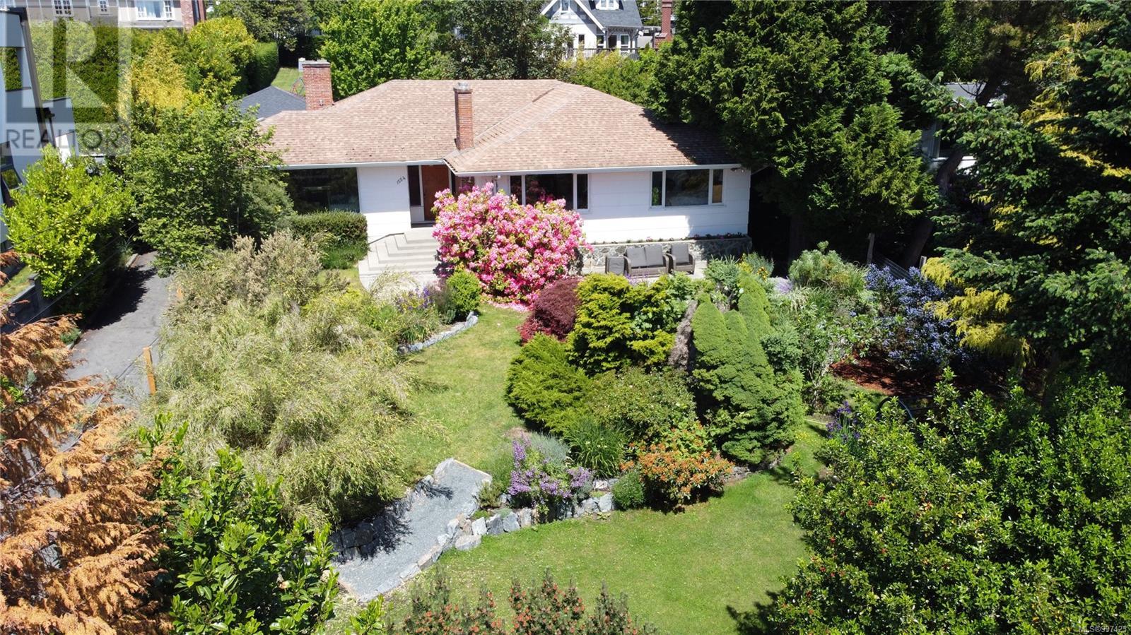 Single Family House for Sale in  Montgomery Ave Victoria 