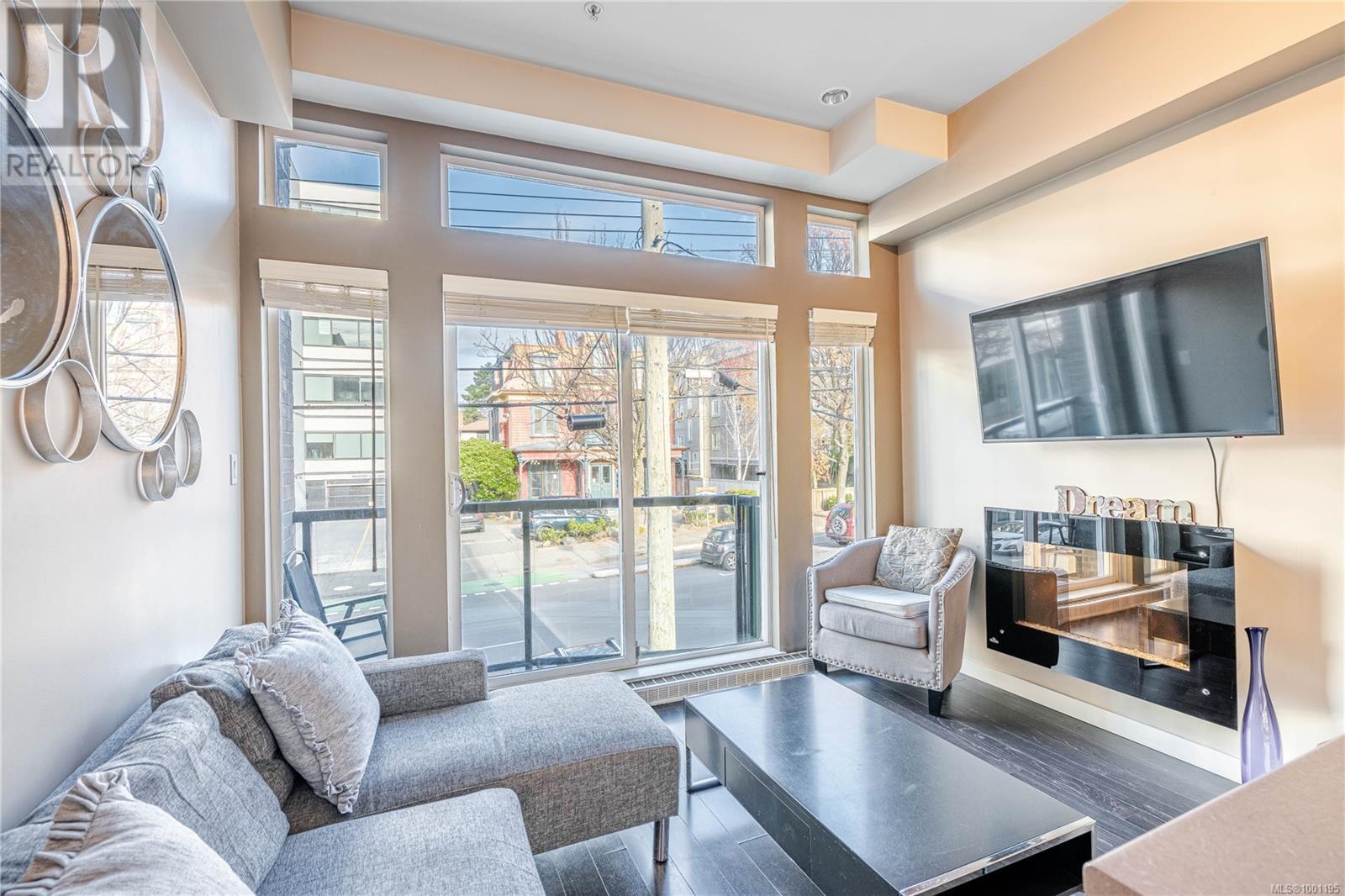 Photo 3 of 203 1121 Fort St, Victoria BC
