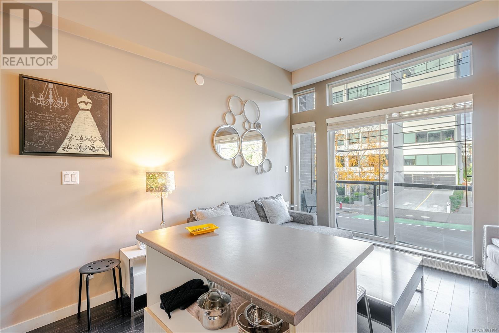 Photo 5 of 203 1121 Fort St, Victoria BC