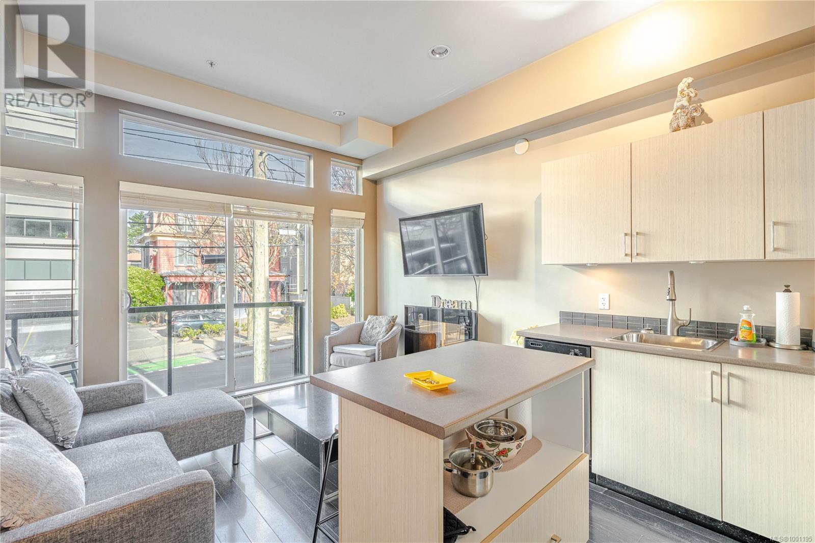 Photo 6 of 203 1121 Fort St, Victoria BC