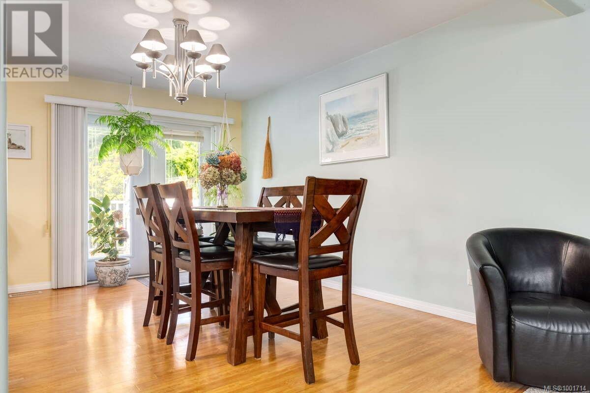 Photo 10 of 1356 Meadowood Way, Qualicum Beach BC