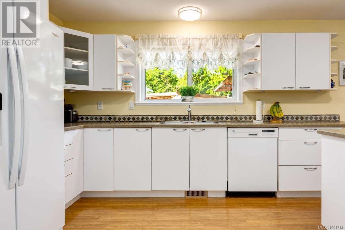 Photo 12 of 1356 Meadowood Way, Qualicum Beach BC