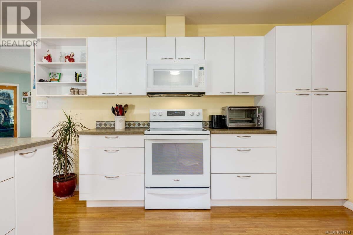Photo 13 of 1356 Meadowood Way, Qualicum Beach BC