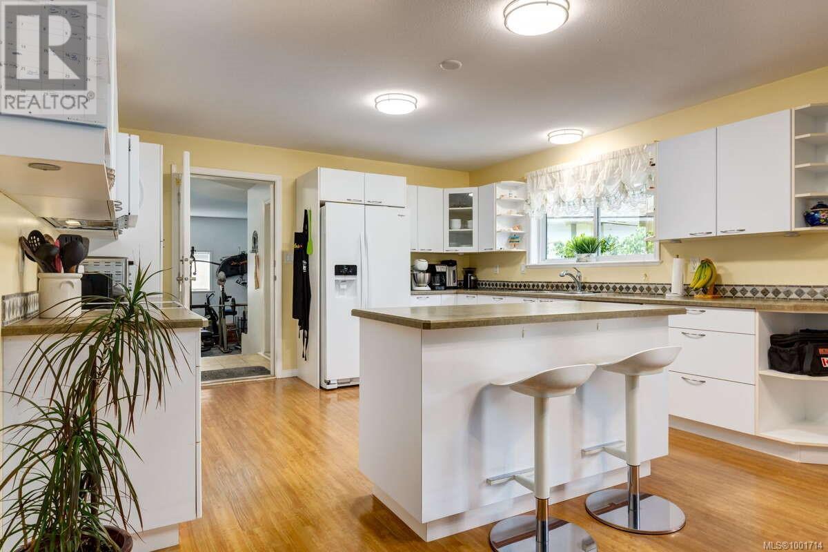 Photo 14 of 1356 Meadowood Way, Qualicum Beach BC
