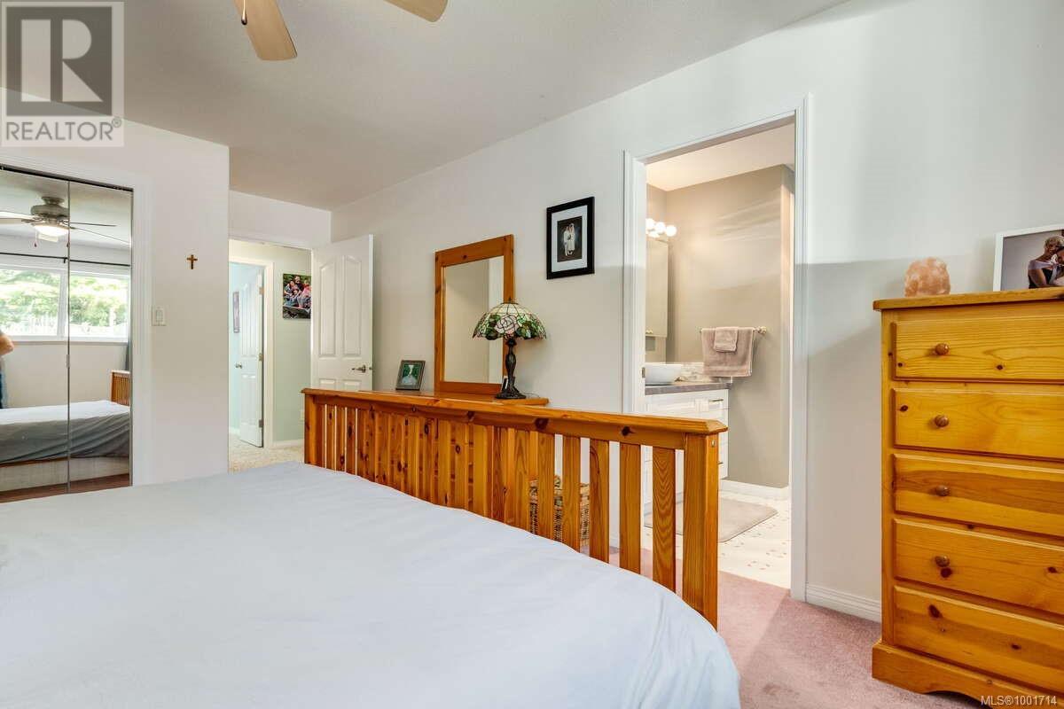 Photo 16 of 1356 Meadowood Way, Qualicum Beach BC