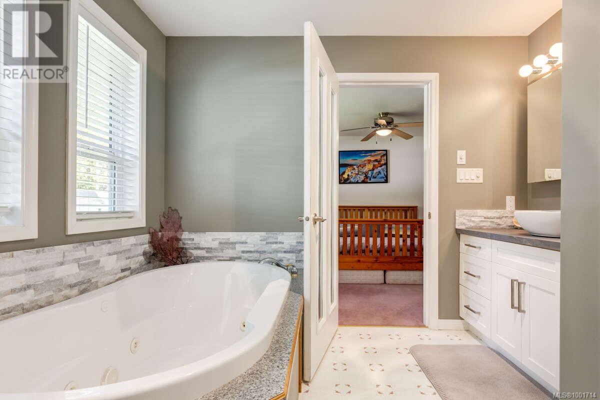 Photo 18 of 1356 Meadowood Way, Qualicum Beach BC