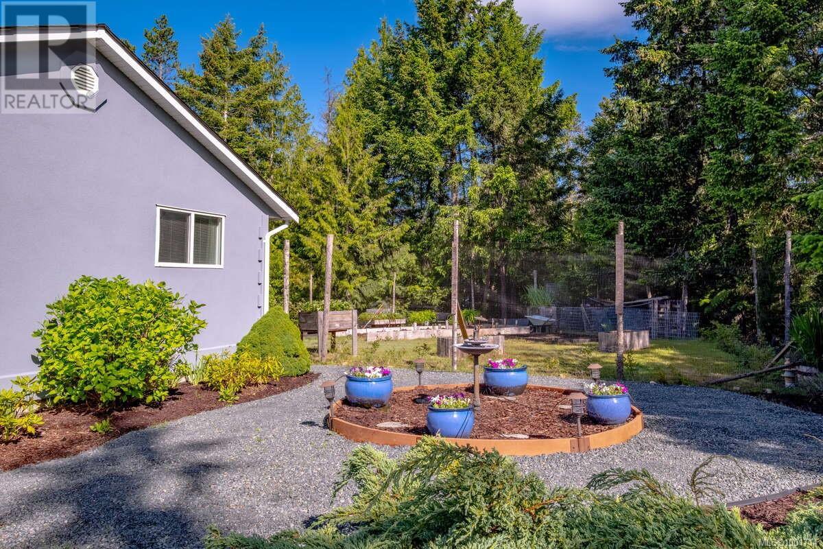 Photo 30 of 1356 Meadowood Way, Qualicum Beach BC