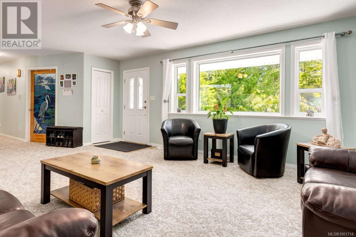 Photo 9 of 1356 Meadowood Way, Qualicum Beach BC