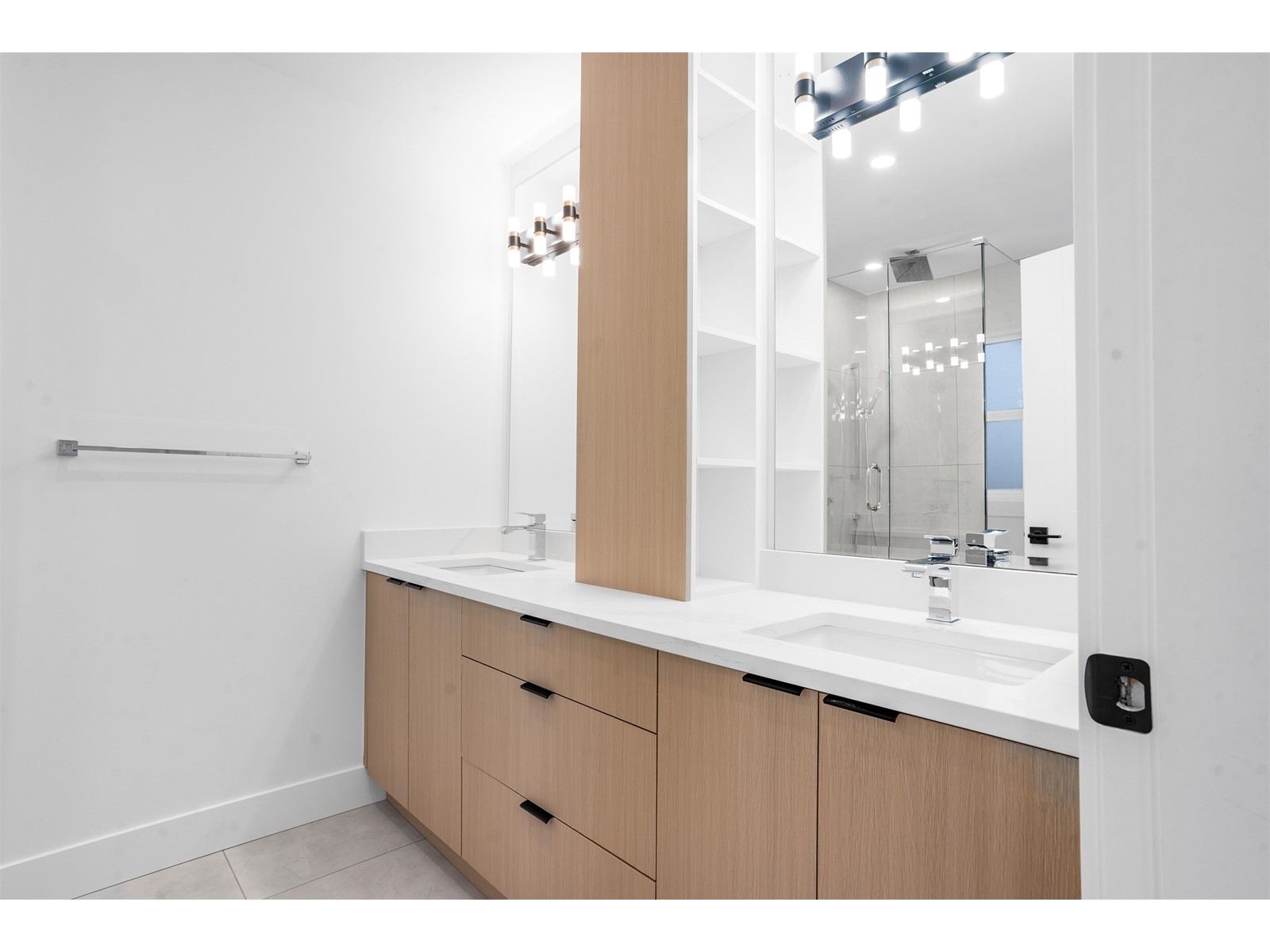 Photo 5 of 20483 74 B Avenue, Langley BC