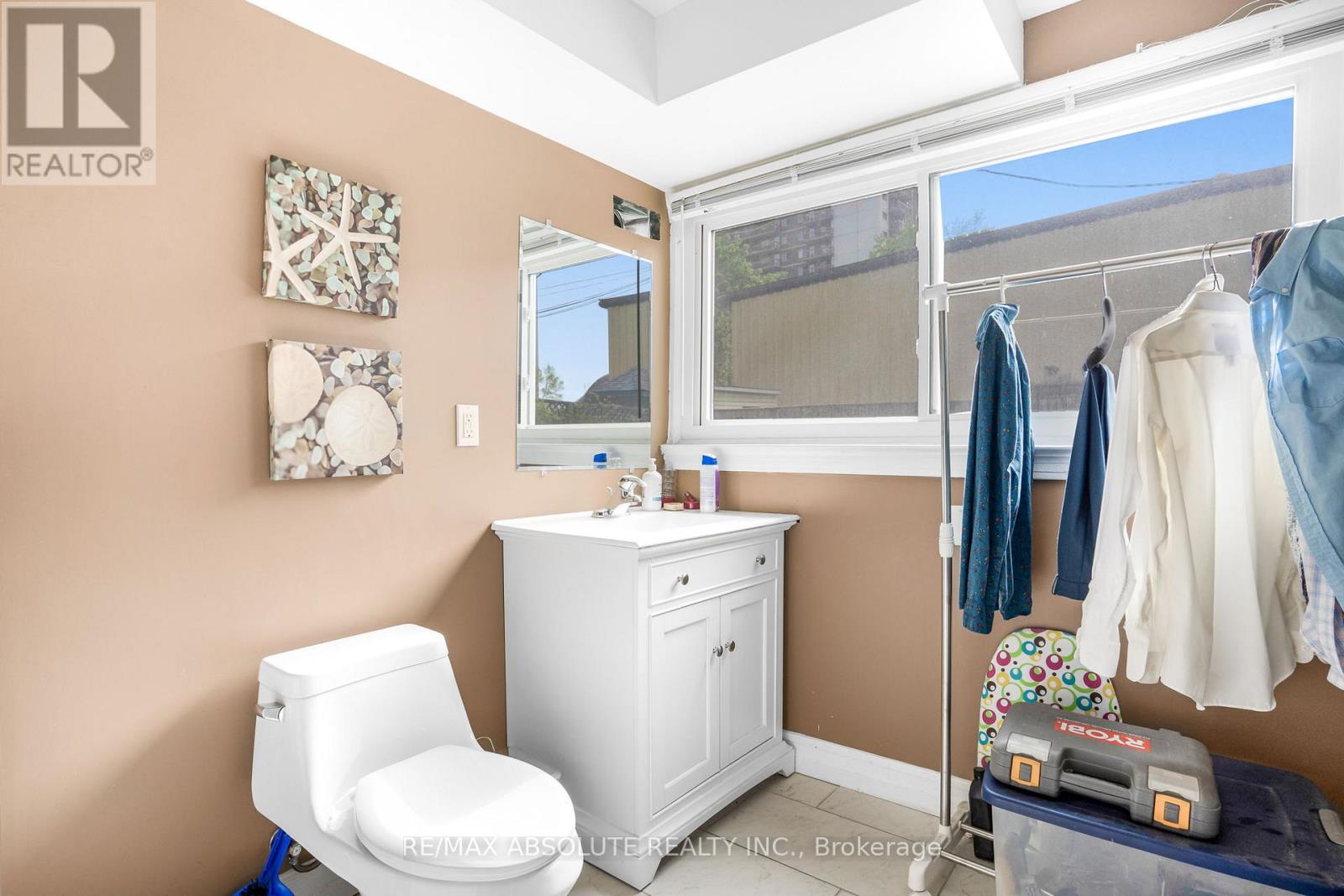 Photo 13 of 408 410 Allen Boulevard, Ottawa ON