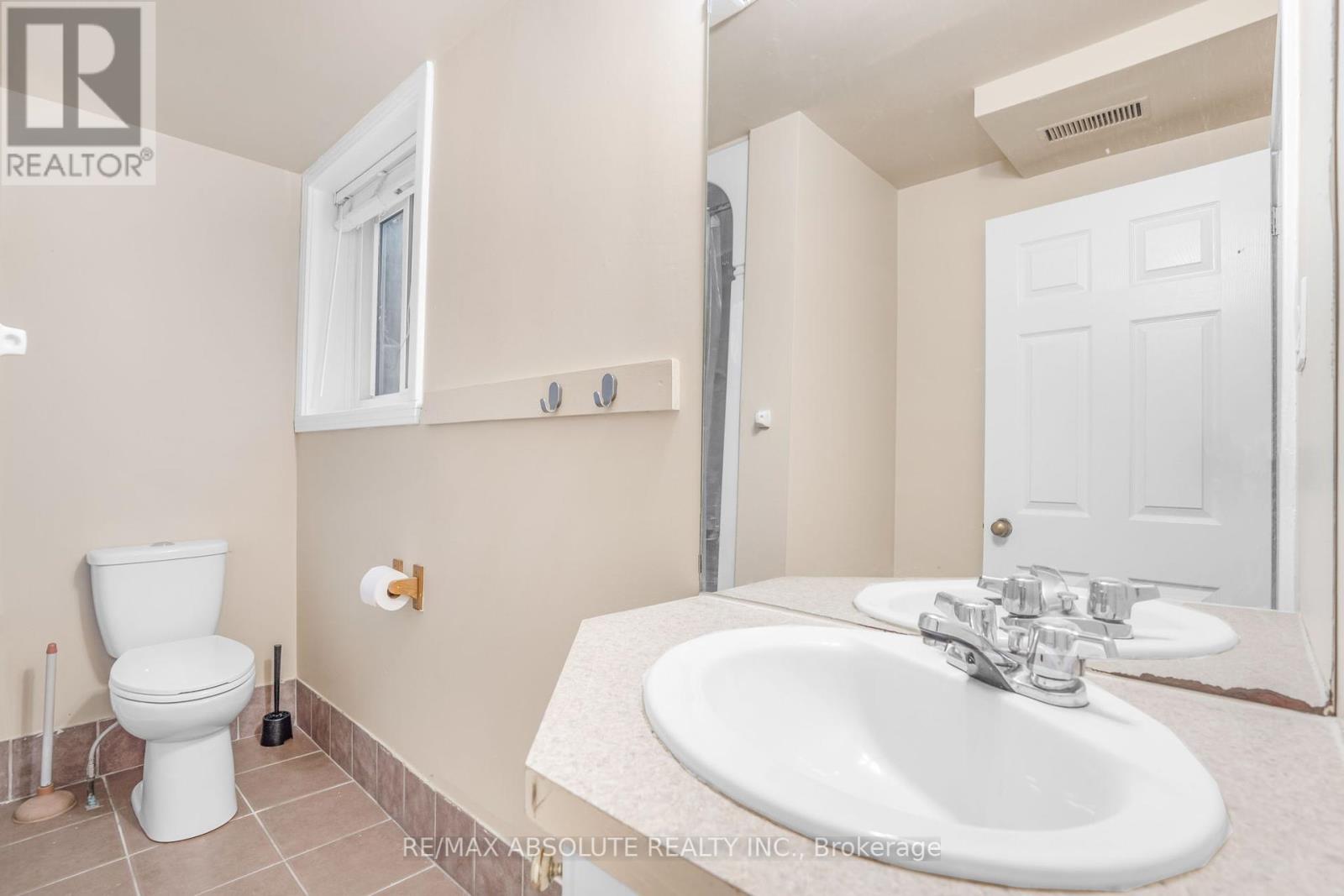 Photo 29 of 408 410 Allen Boulevard, Ottawa ON