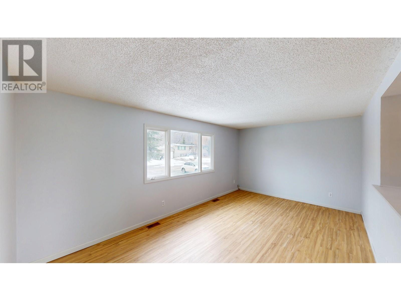 Photo 2 of 10109 Macintosh Crescent, Hudsons Hope BC