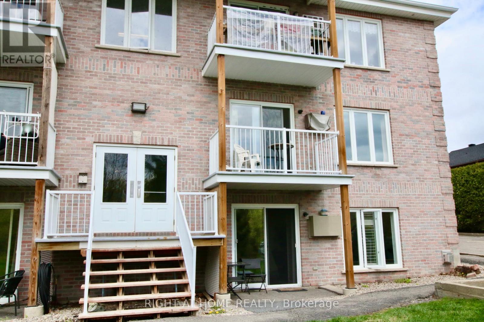 Beautiful condo in great location facing the river