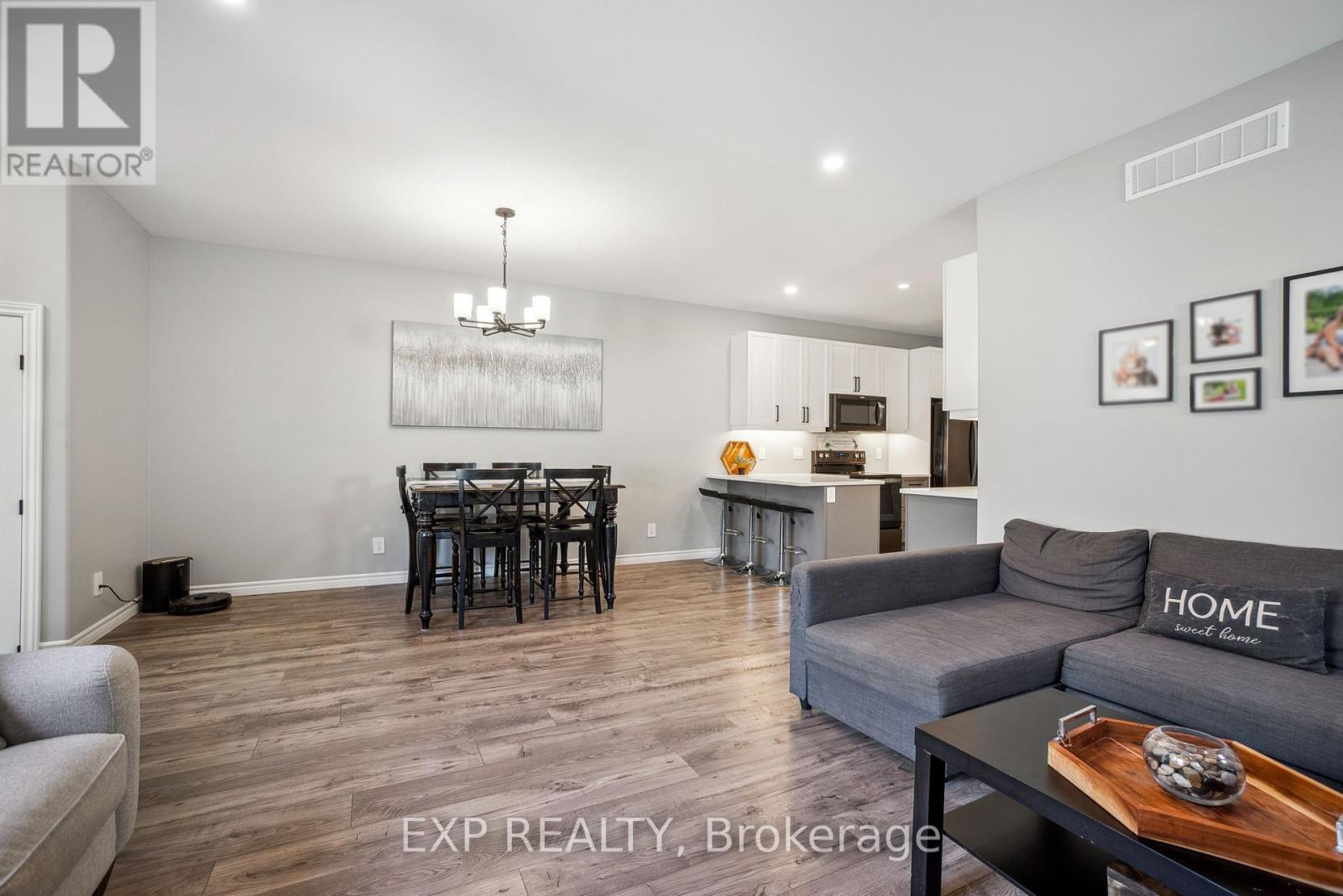 Photo 14 of 61 Athabaska Drive, Belleville ON