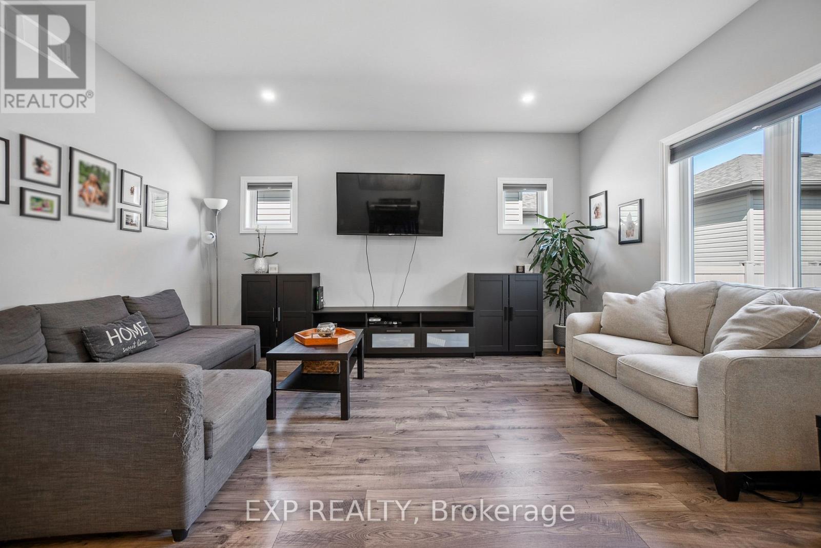 Photo 15 of 61 Athabaska Drive, Belleville ON