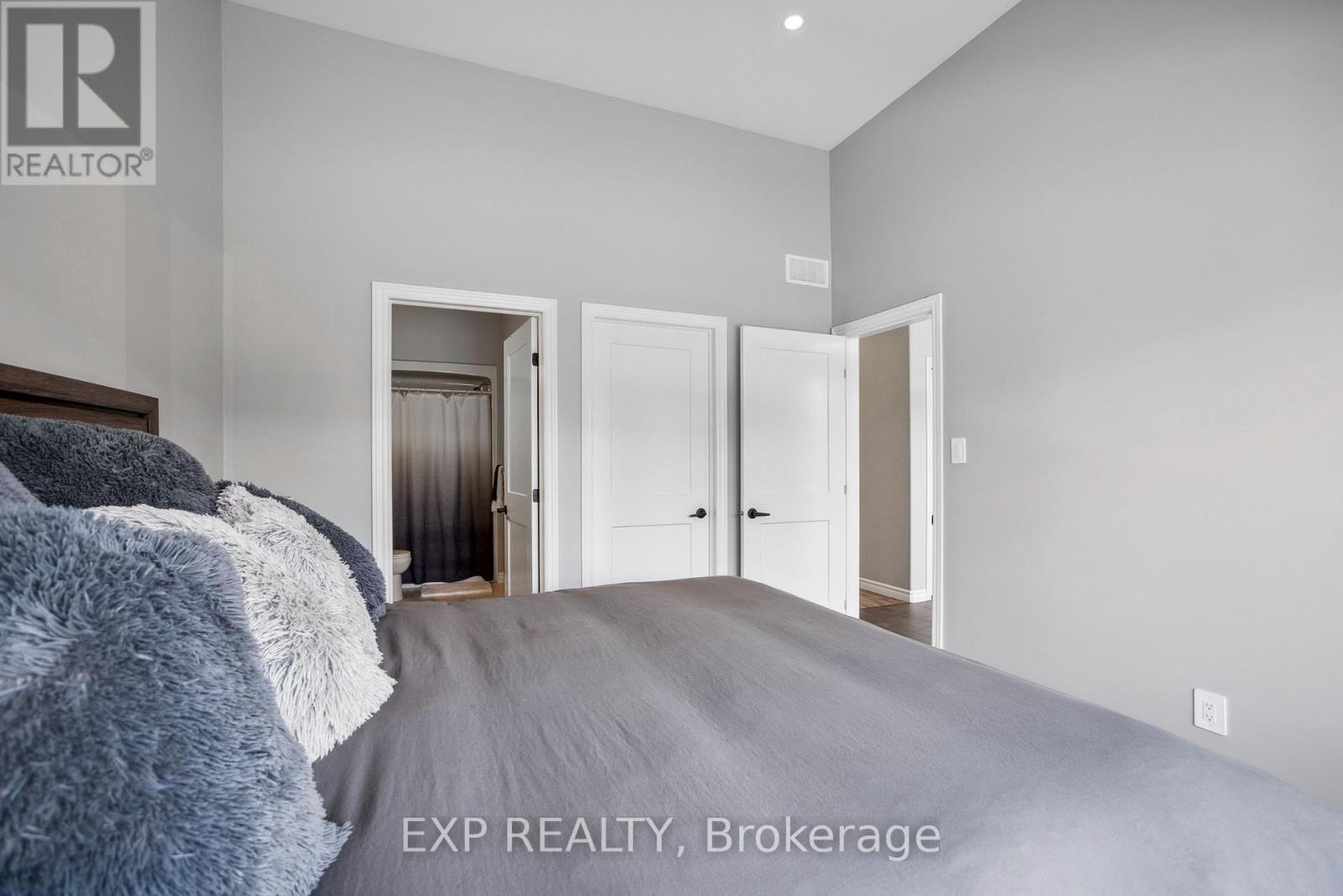 Photo 18 of 61 Athabaska Drive, Belleville ON