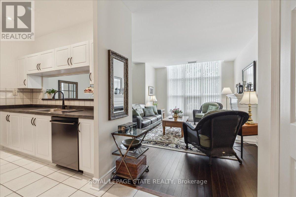 Photo 7 of 102 442 Maple Avenue, Burlington ON