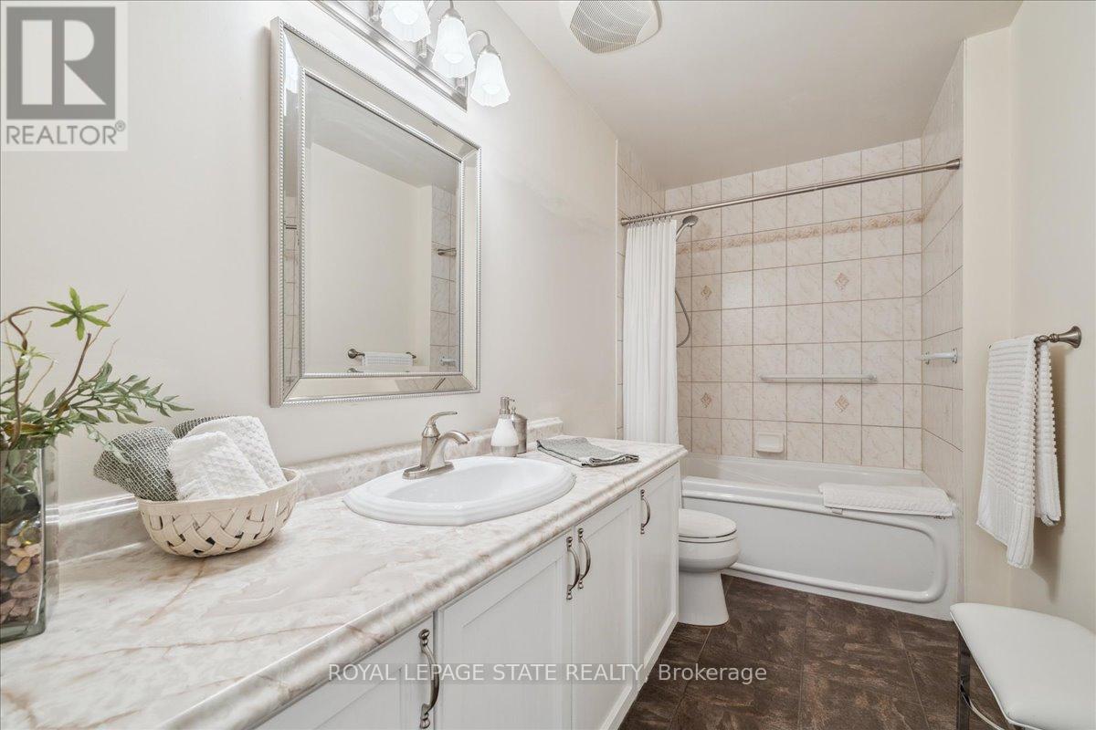 Photo 25 of 102 442 Maple Avenue, Burlington ON