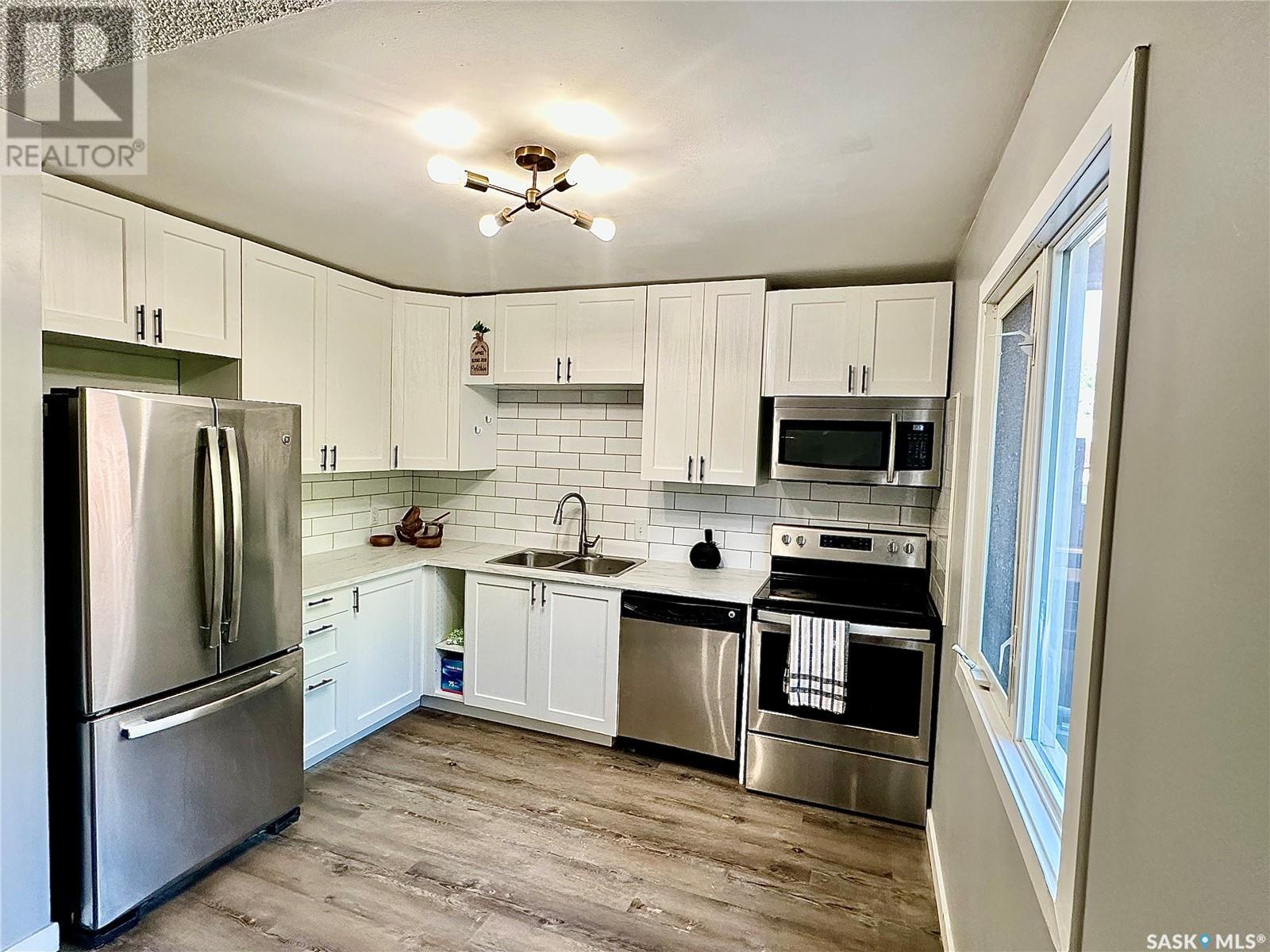 Single Family House 3 Level for Sale in E  Lincoln DRIVE Regina 