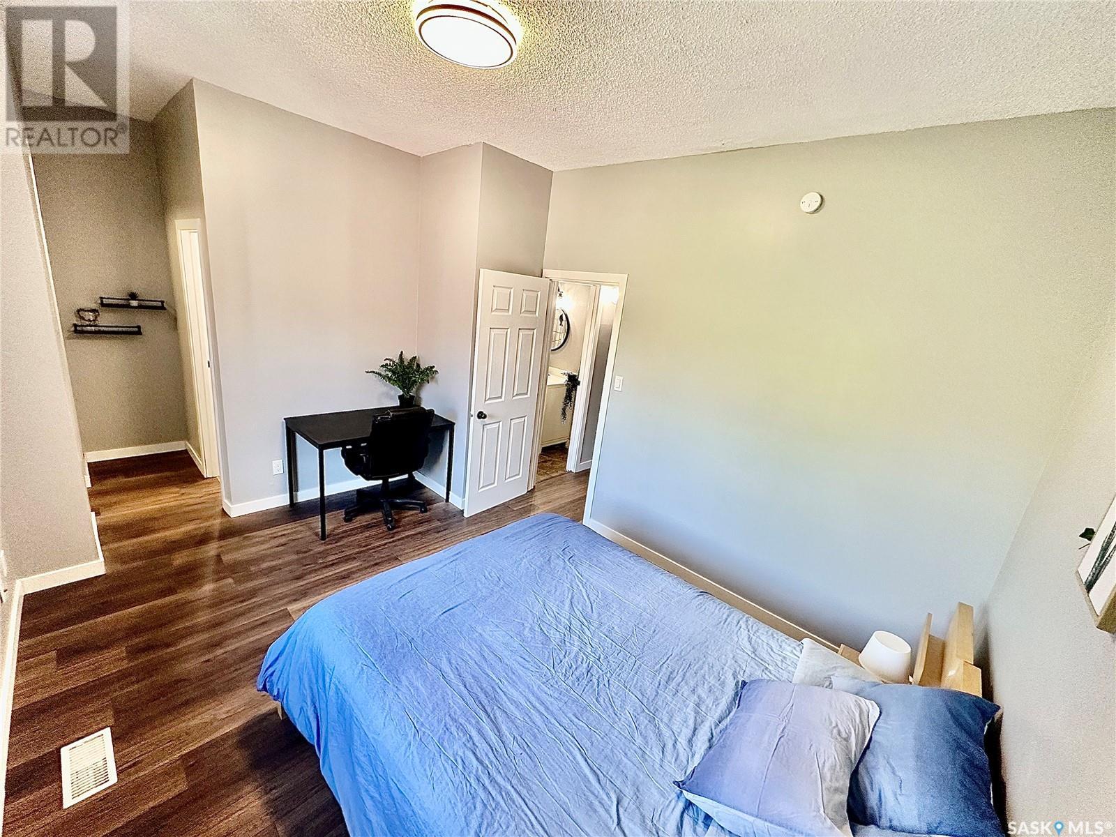 Single Family House 3 Level for Sale in E  Lincoln DRIVE Regina 