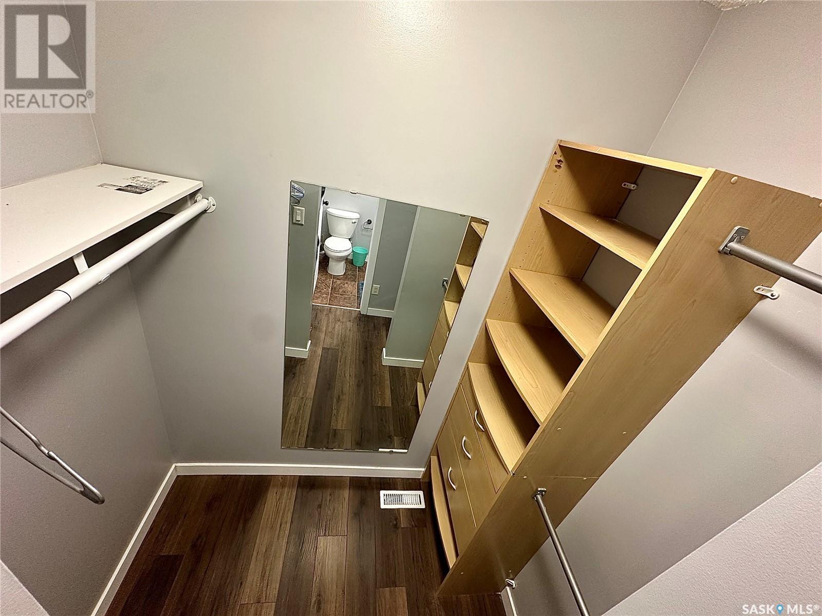 Single Family House 3 Level for Sale in E  Lincoln DRIVE Regina 