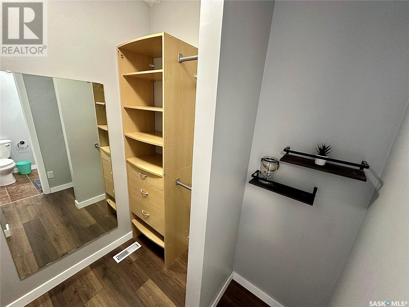 Single Family House 3 Level for Sale in E  Lincoln DRIVE Regina 