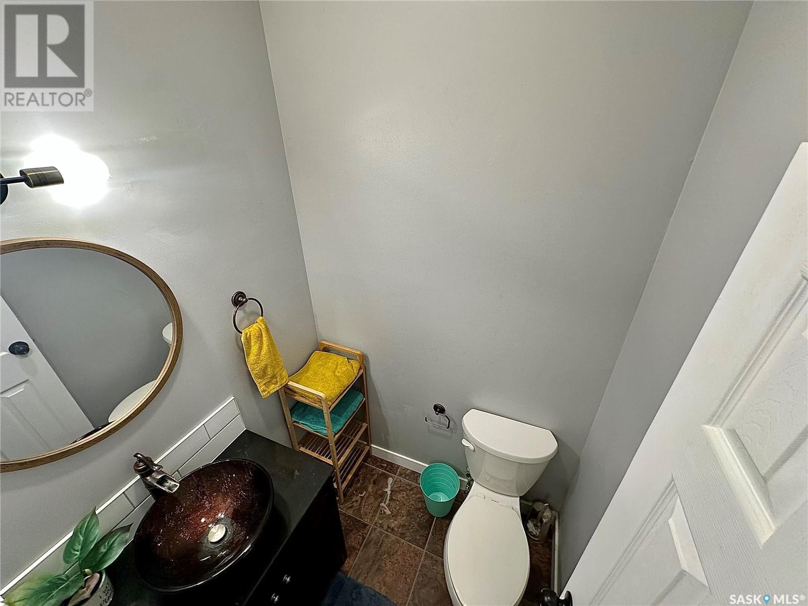 Single Family House 3 Level for Sale in E  Lincoln DRIVE Regina 