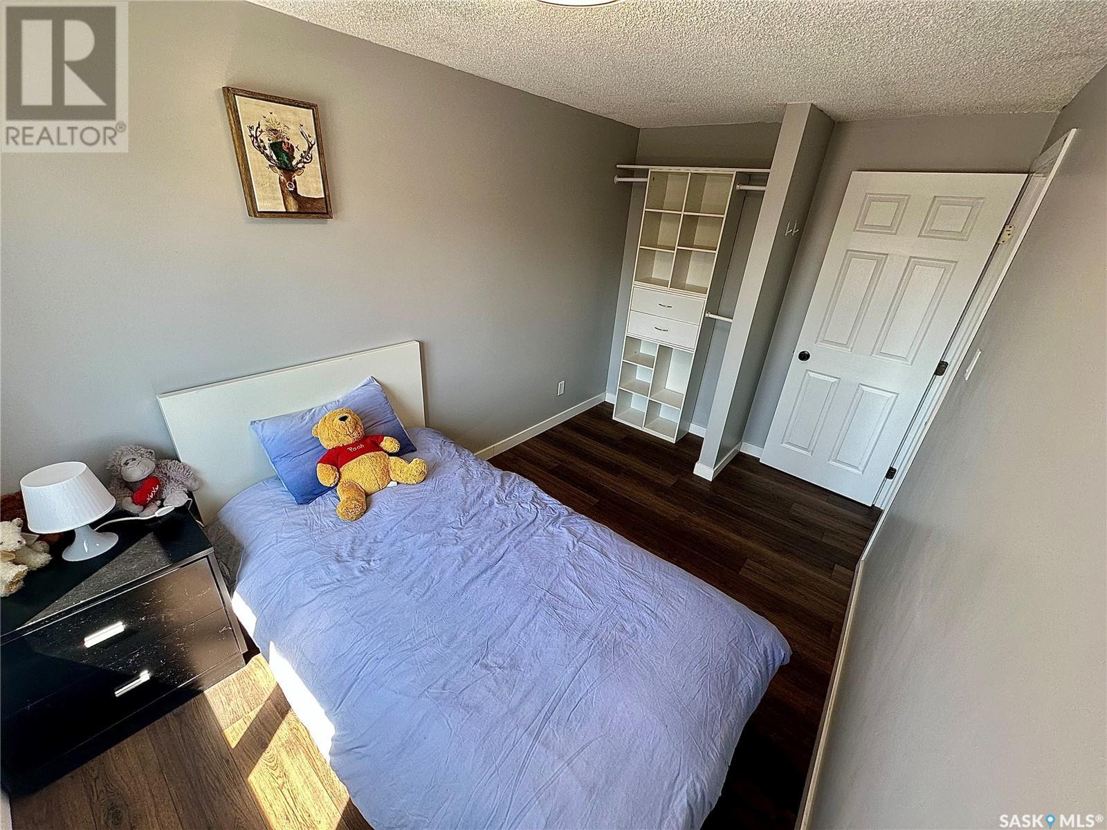 Single Family House 3 Level for Sale in E  Lincoln DRIVE Regina 