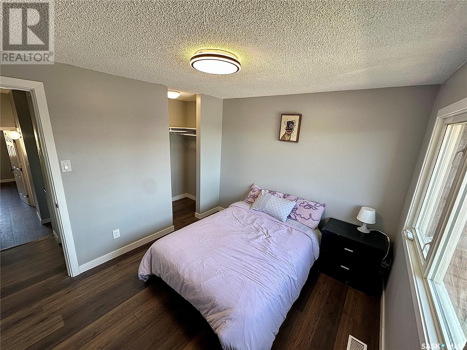 Single Family House 3 Level for Sale in E  Lincoln DRIVE Regina 