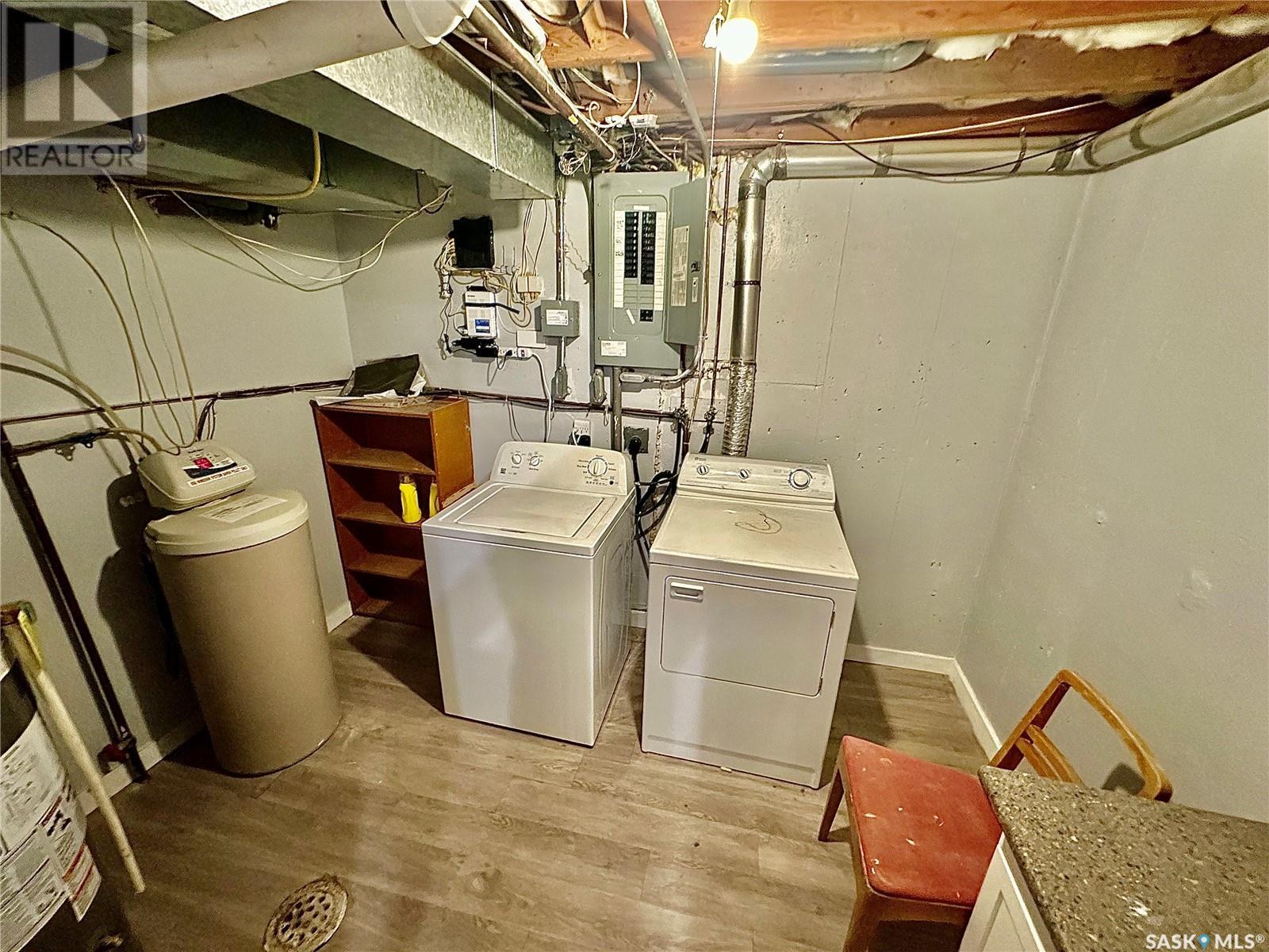 Single Family House 3 Level for Sale in E  Lincoln DRIVE Regina 