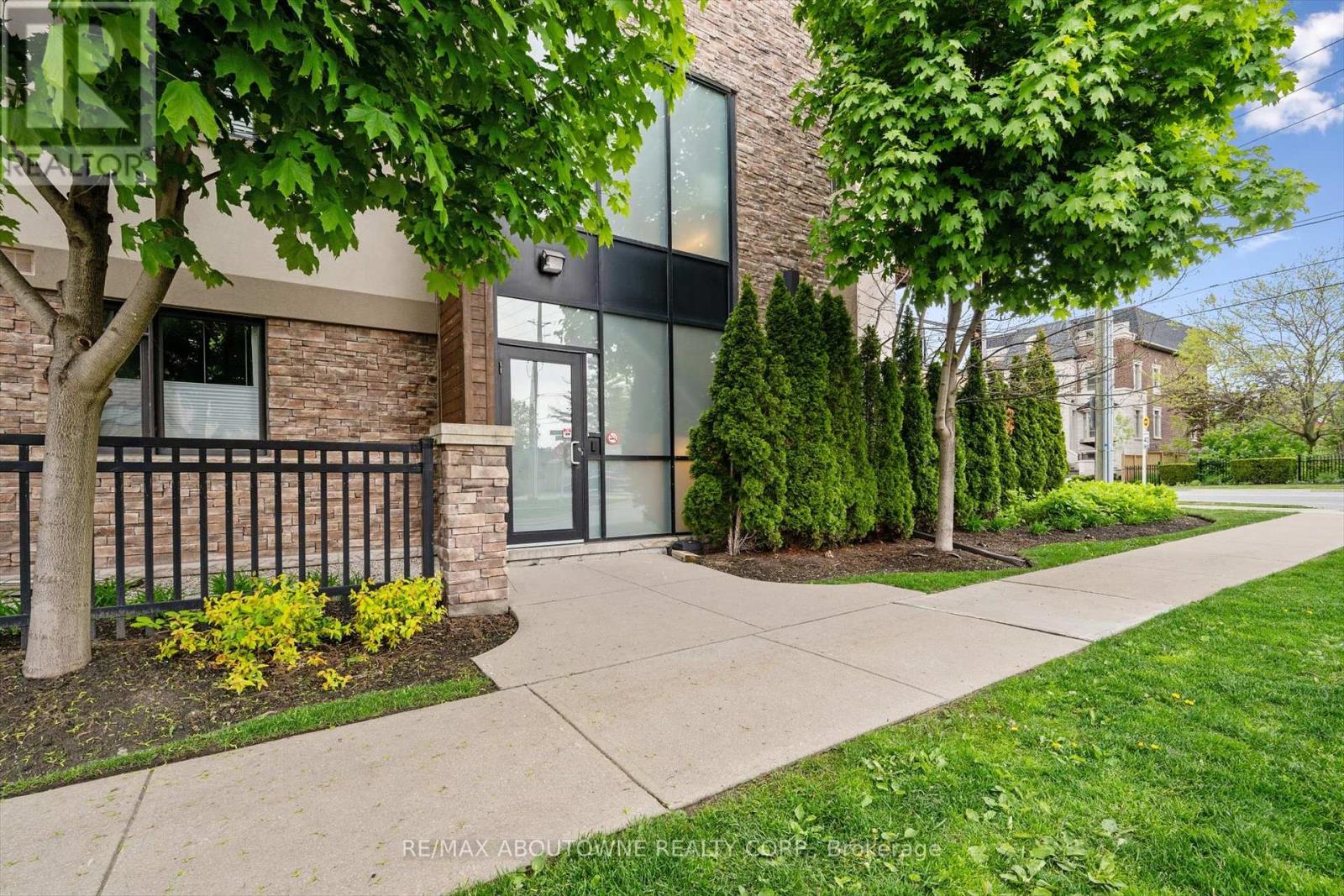 Photo 36 of 119 128 Garden Drive, Oakville ON