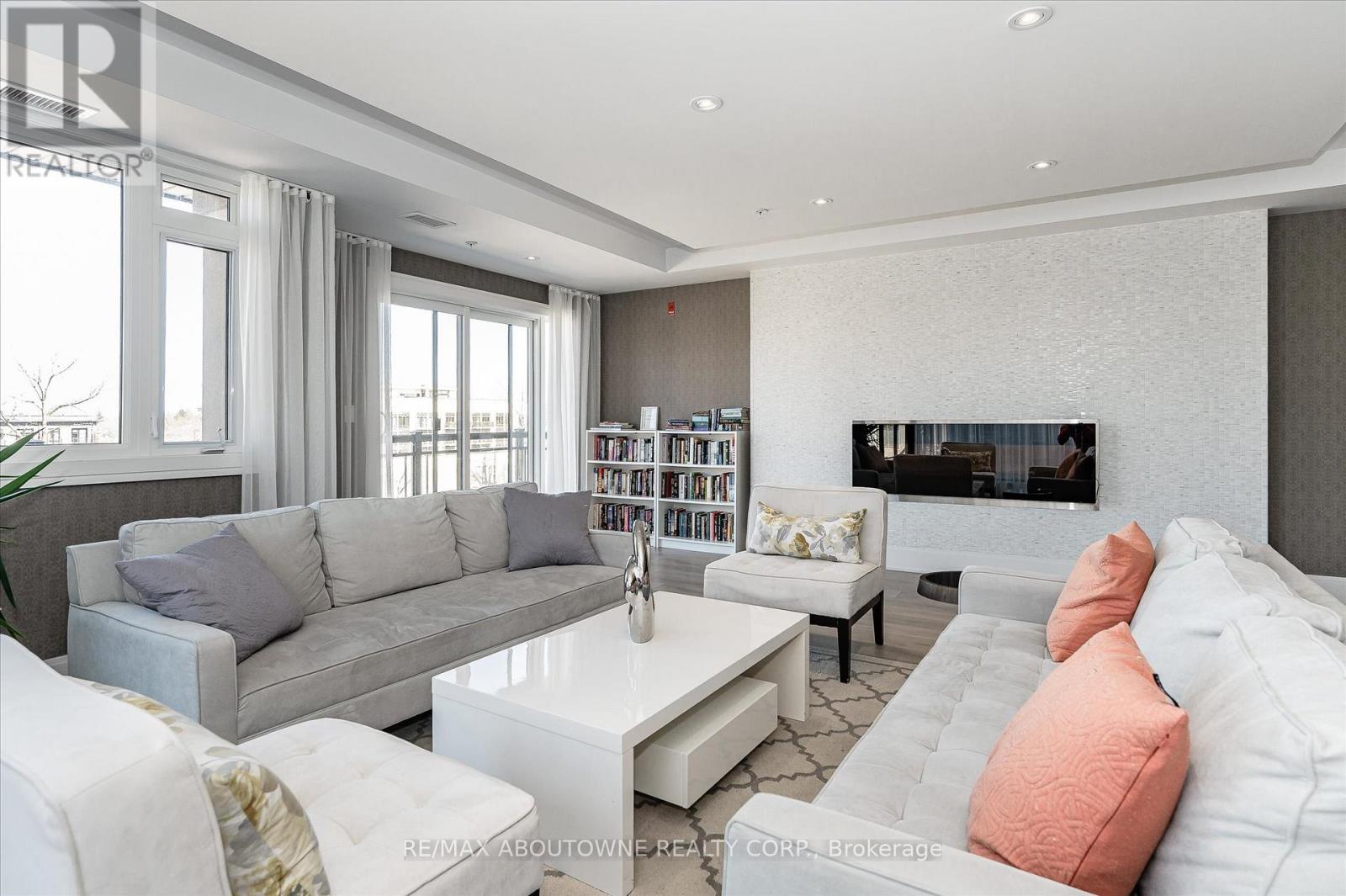 Photo 16 of 119 128 Garden Drive, Oakville ON