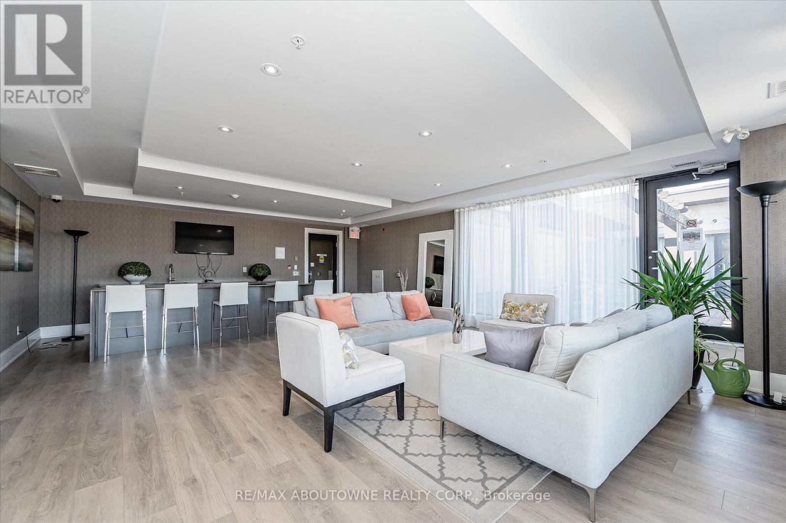 Photo 25 of 119 128 Garden Drive, Oakville ON