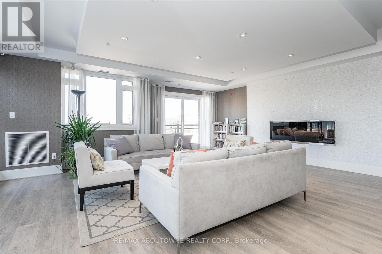 Photo 23 of 119 128 Garden Drive, Oakville ON