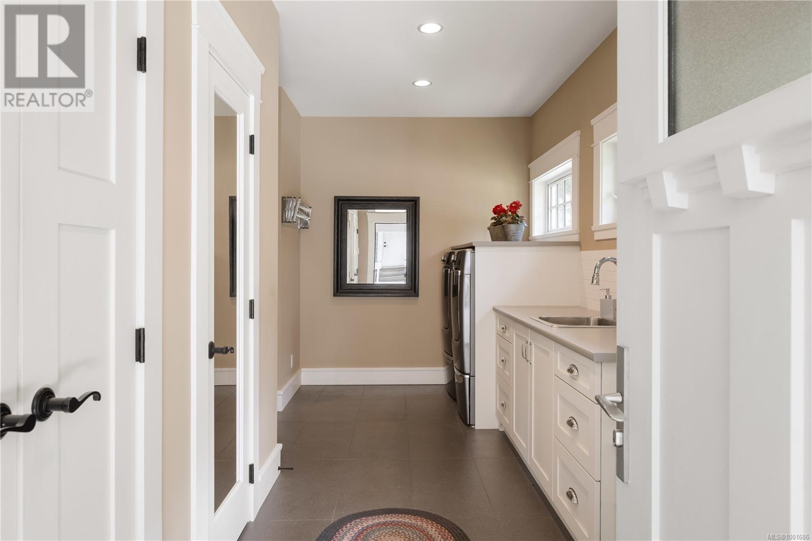  8401 Lochside Drive, Central Saanich