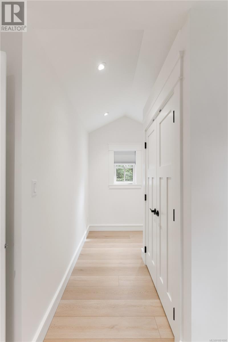  8401 Lochside Drive, Central Saanich