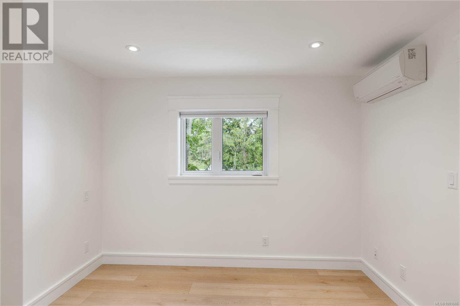  8401 Lochside Drive, Central Saanich